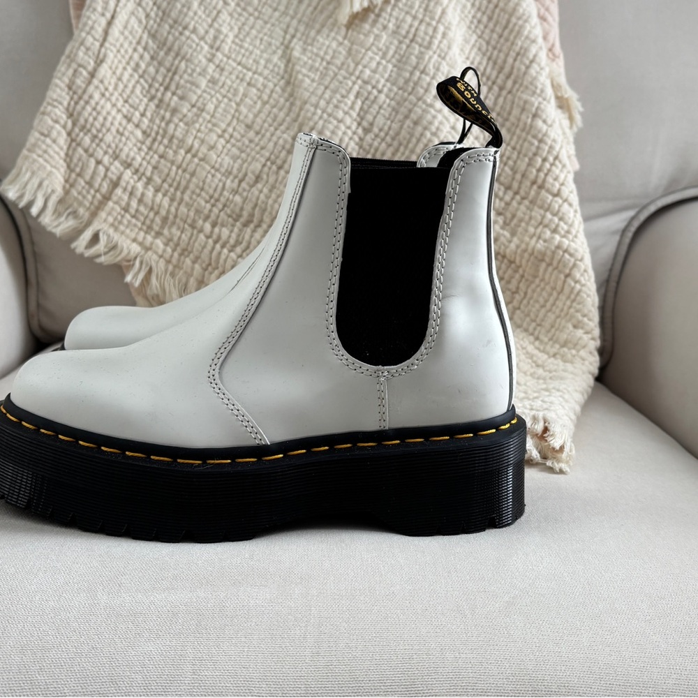NWOT Dr Marten Chelsea Boots
